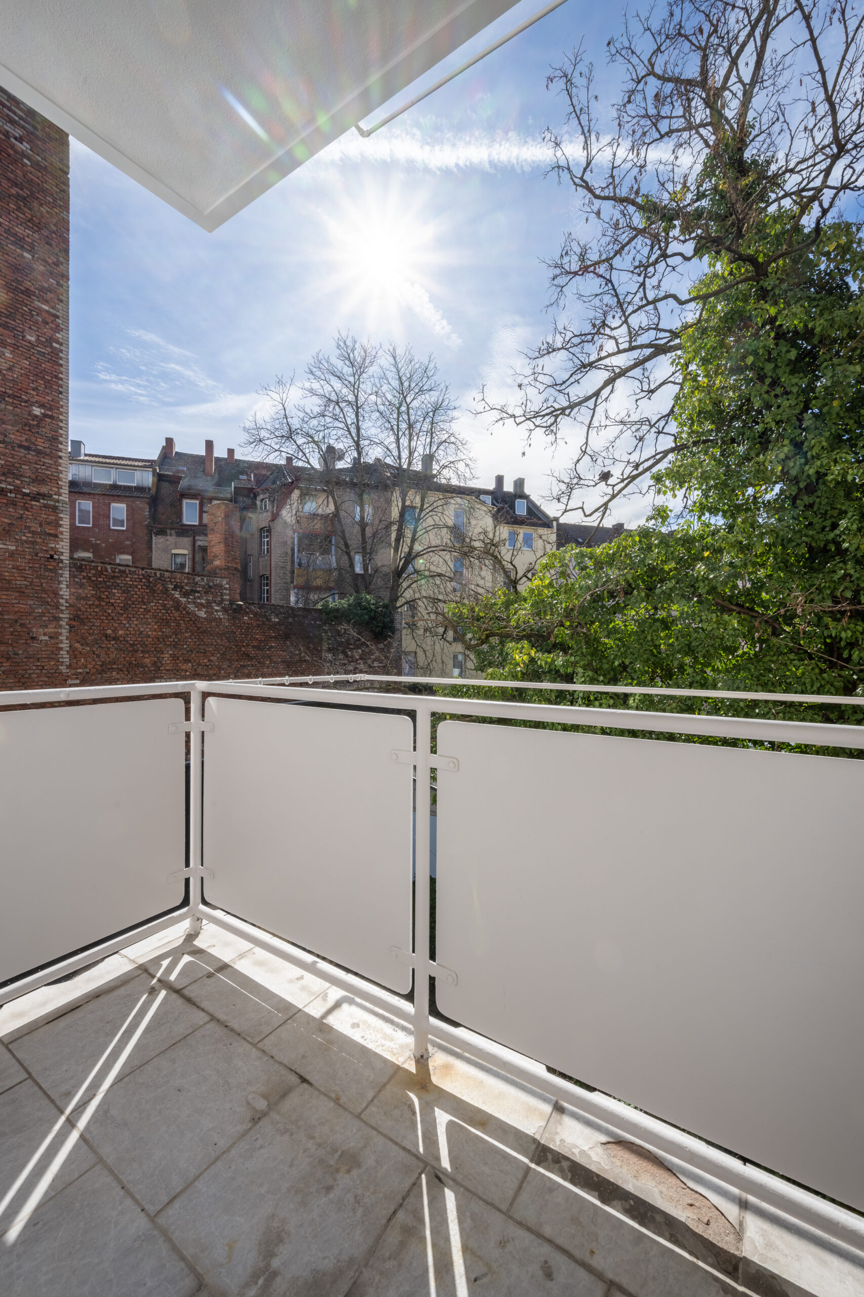 Balkon einer sanierten Eigentumswohnung mit Blick ins Grüne