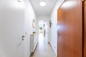 Flur mit Wohnungstür bei der Übergabe