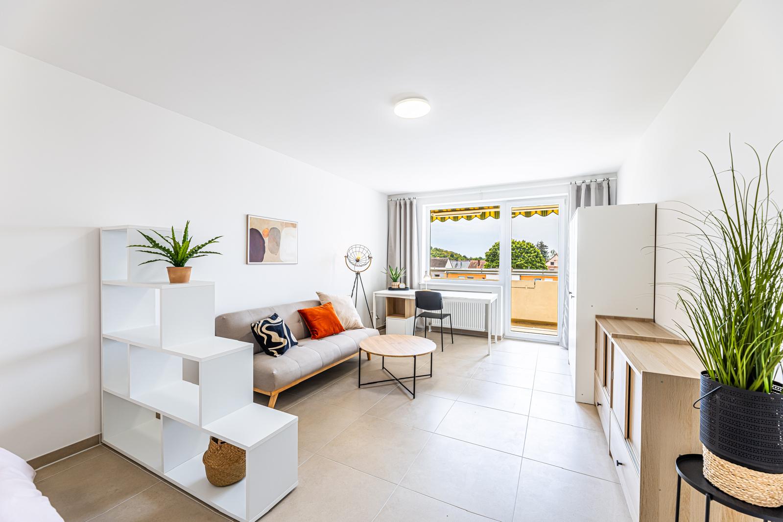 Helles Wohnzimmer einer möblierten Kapitalanlagewohnung