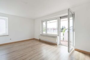 Wohnzimmer mit Balkonansicht
