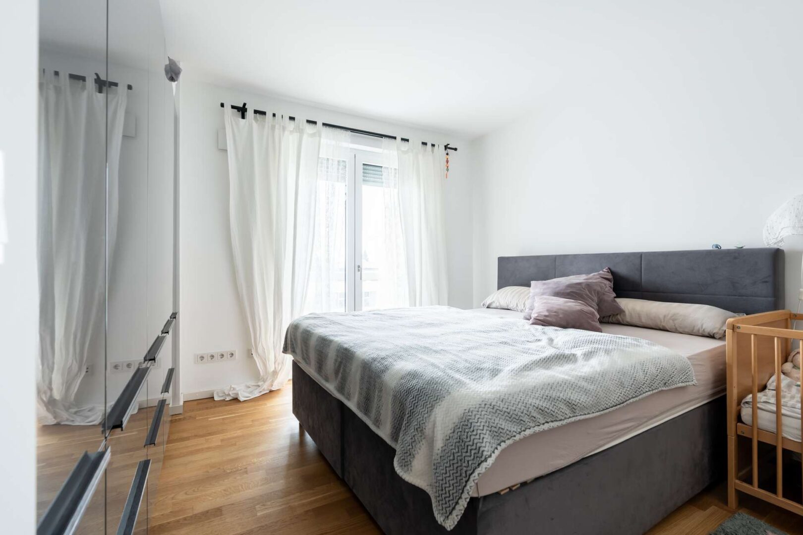 Schlafzimmer mit angrenzendem Wintergarten