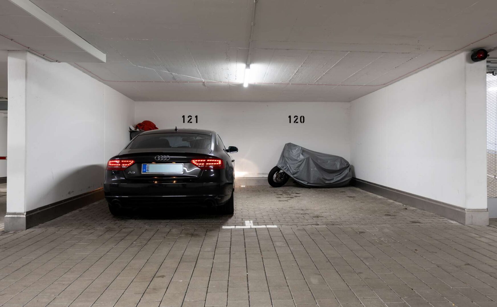 2 überbreite Tiefgaragenstellpätze