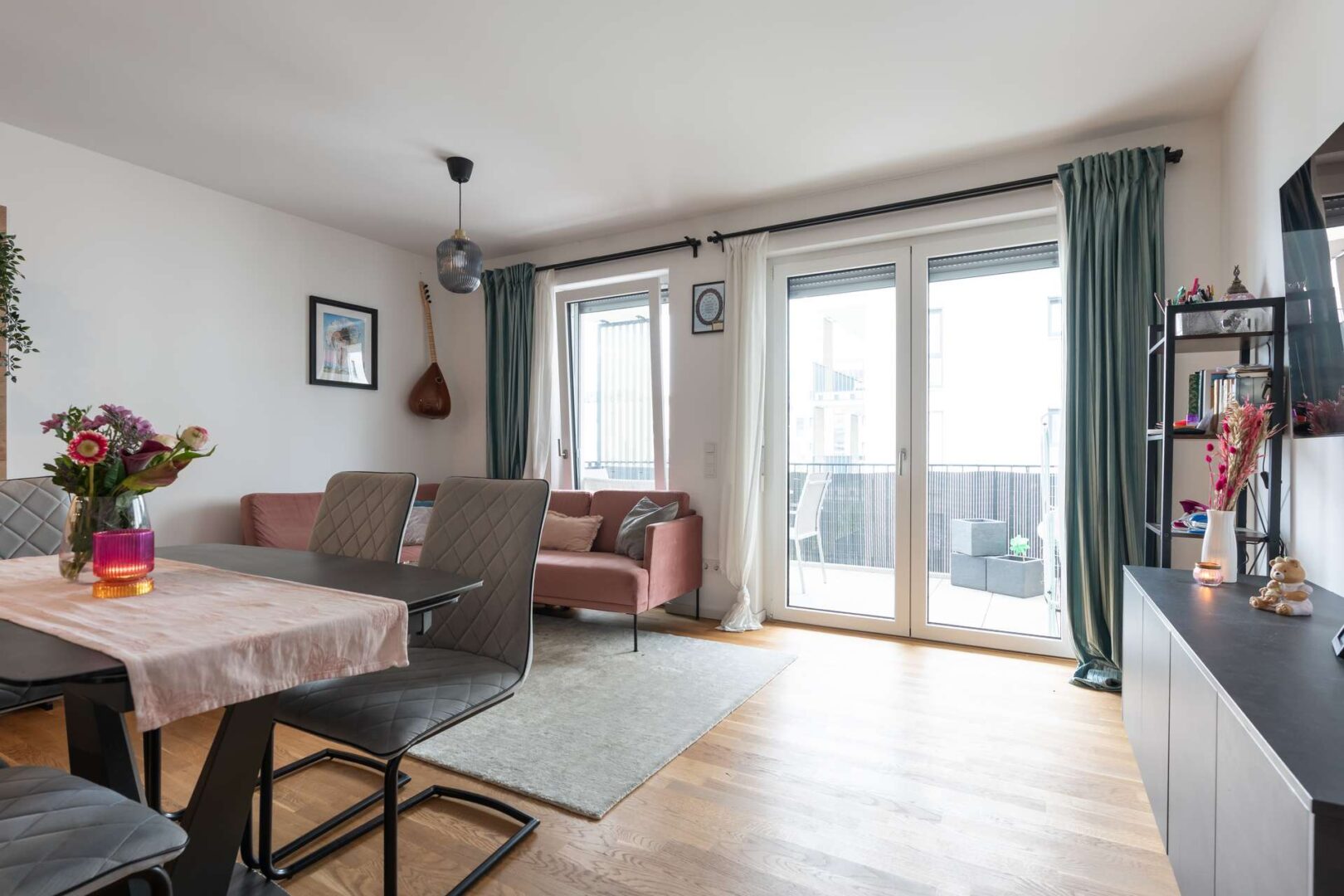 Wohnzimmer mit Blick Richtung Balkon/Innenhof
