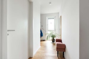 Flur mit Fenster und großem Abstellraum